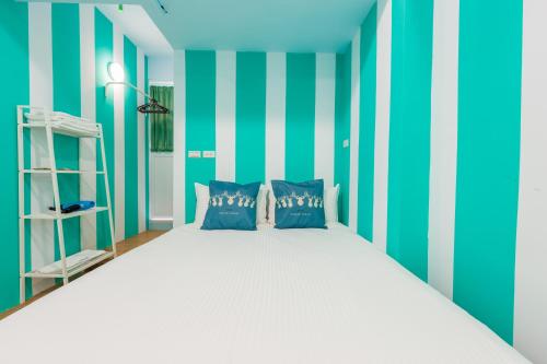 Standard Double Room image 5