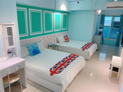 Quadruple Room with Balcony image 7