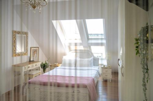 Sunny Studio with a view in TOP Center, София (фото 3)