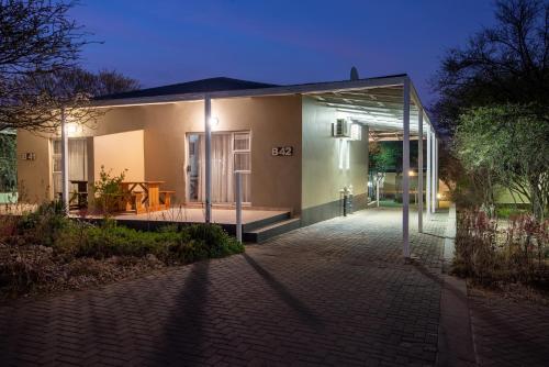 Garden, Arebbusch Travel Lodge in Windhoek