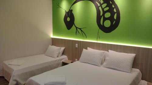 1 queen bed, 1 twin bed