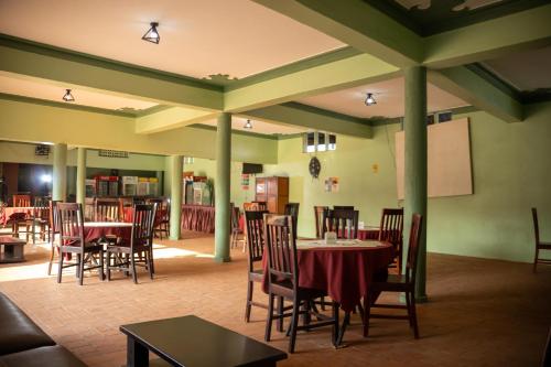 jaettu olohuone/TV alue, Heritage Hotels Arua in Arua