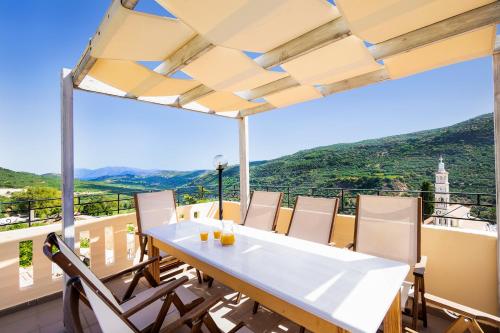  4-bedroom Topolia House in Topólia