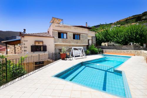  4-bedroom Topolia House in Topólia