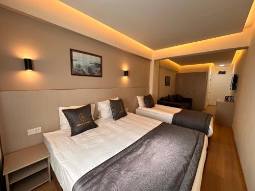 Family Room image 7