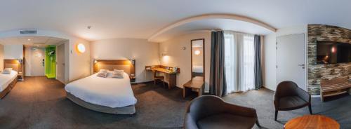 1 queen bed, 1 twin bed