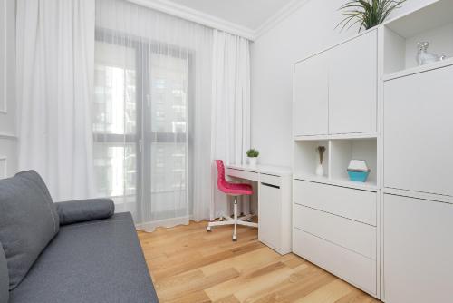 Metro Płocka Exquisite Apartment by Renters - image 9