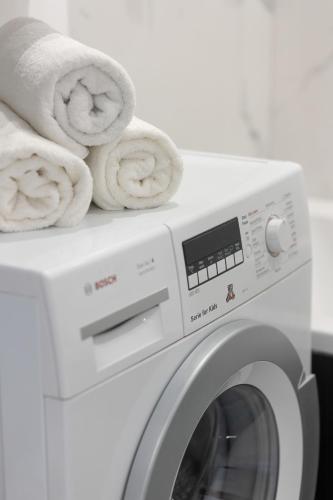 Metro Płocka Exquisite Apartment by Renters - image 3