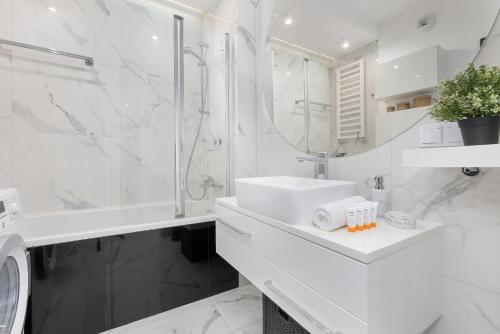 Metro Płocka Exquisite Apartment by Renters - image 2