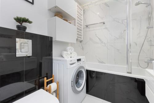 Metro Płocka Exquisite Apartment by Renters - image 8