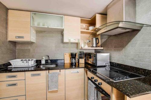 厨房, CR MARIPOSA RENTALS Comfortable penthouse, AC, pool, gym, tennis in 奥罗河