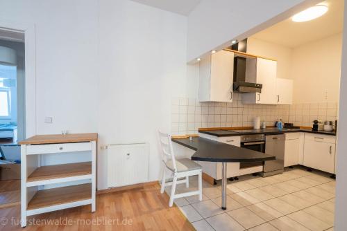 Apt Nikola 3 Zimmer Balkon 72qm Waschtrockner TV Vollausstattung zentral in 菲爾斯滕瓦爾德