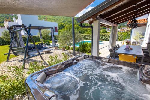 Luxury Villa Susanj in มิโฮติซิ