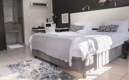 1 queen bed, 1 twin bed