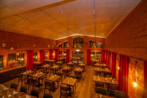 Restaurant, Pinetree Lodge in Kangos