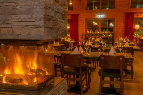 Restaurant, Pinetree Lodge in Kangos