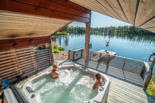 Hot tub, Pinetree Lodge in Kangos