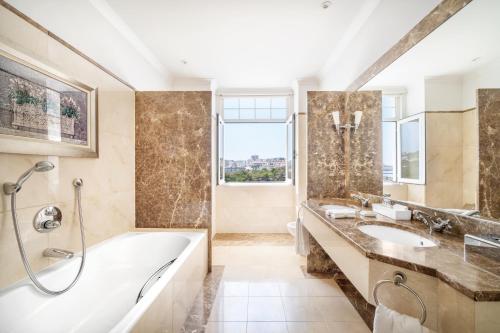Classic Double/Twin Room image 2