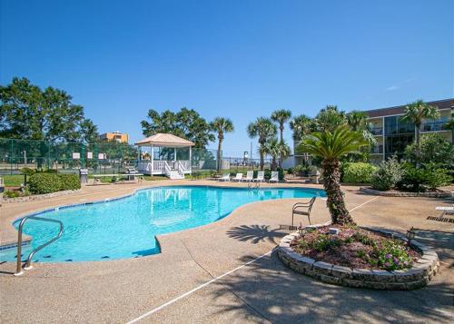 Fun 2 bed/2 bath condo with pool on Biloxi Beach