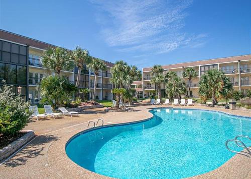 Fun 2 bed/2 bath condo with pool on Biloxi Beach