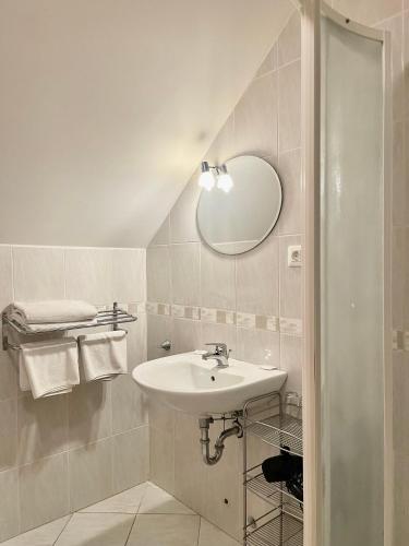 One-Bedroom Apartment with Balcony and Lake Veiw image 8