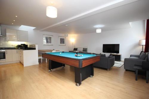 HUGE WOW FACTOR CENTRAL CHELTENHAM ABODE WITH POOL-TABLE AND PARKING