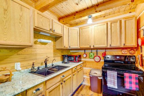 Cozy Log Cabin on 11 Acres 3 Mi to Cherokee Lake!