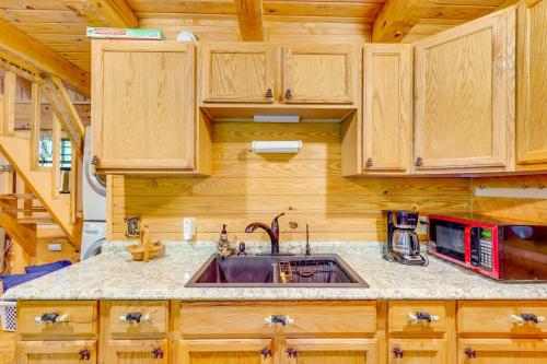 Cozy Log Cabin on 11 Acres 3 Mi to Cherokee Lake!