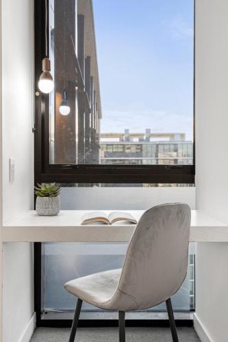 King & Sofa Bed - Serene Apt in Southbank with Free Parking