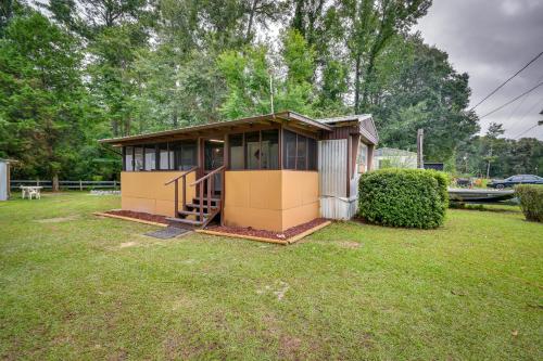 Eufaula Retreat Community Pool and Screened Porch!