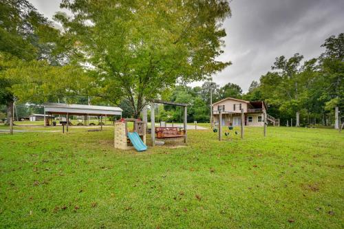 Eufaula Retreat Community Pool and Screened Porch!