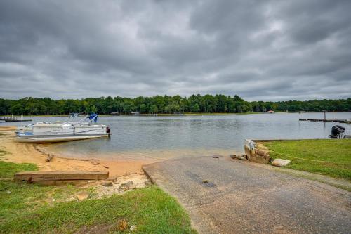 Eufaula Retreat Community Pool and Screened Porch!