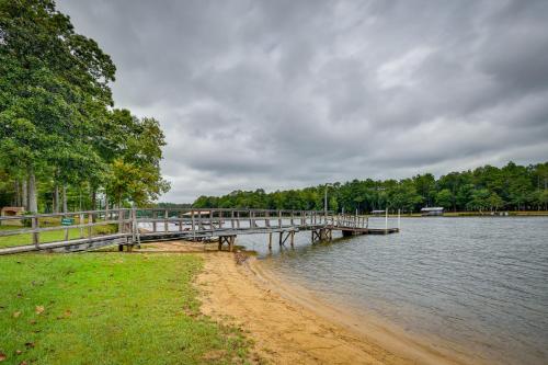 Eufaula Retreat Community Pool and Screened Porch!