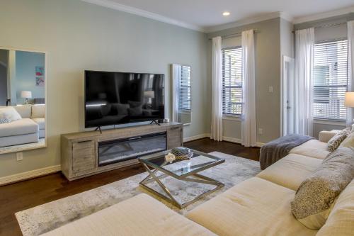 Houston Home with Rooftop Patio and Downtown Views! in Houston, USA