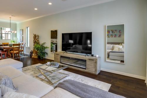 Houston Home with Rooftop Patio and Downtown Views! in Houston, USA