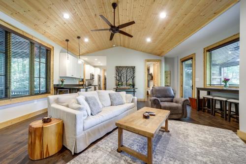 Newly Built Chinquapin Resort Home with Hot Tub! in Glenville, USA