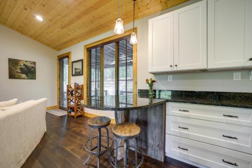 Newly Built Chinquapin Resort Home with Hot Tub! in Glenville, USA