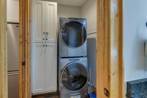 Newly Built Chinquapin Resort Home with Hot Tub! in Glenville, USA