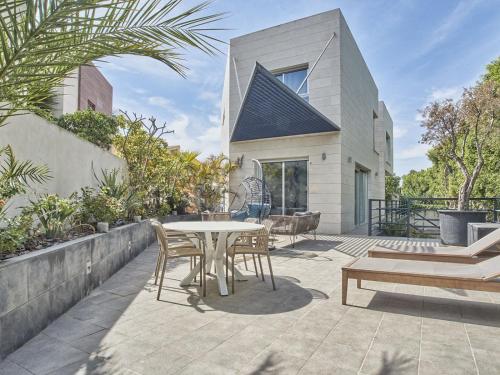MODERN DESIGN VILLA FOR RENT ON THE FIRST LINE OF ALICANTE GOLF Moderna