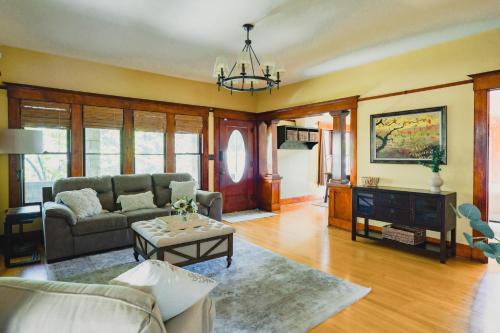 1907 Stone House - King Bed, Office, Crib, Toys in San Diego, USA