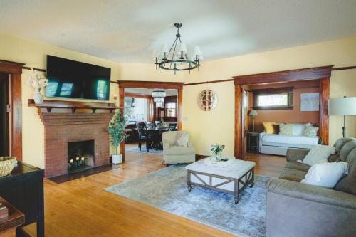 1907 Stone House - King Bed, Office, Crib, Toys in San Diego, USA