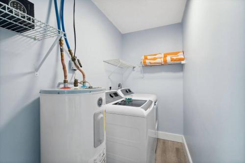 Book NOW! Walk to Beach - Large Private Yard - Fire Pit - Dog Friendly