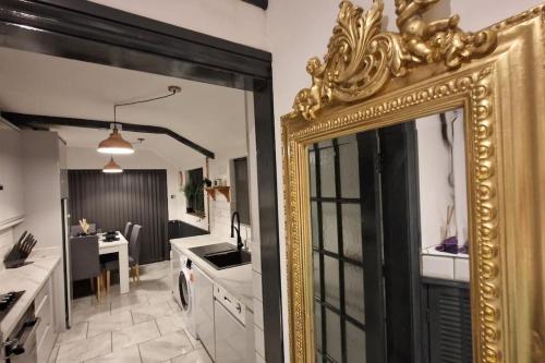 Spacious 4-Room Home Sleeps 8 Ideal for Contractors & Groups ,Family - Smart TV - Netflix - Parking - Birmingham 20min M6 J9