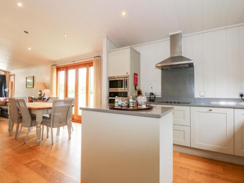 Hambleton Oakham - image 8