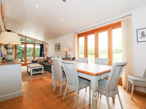 Hambleton Oakham - image 9