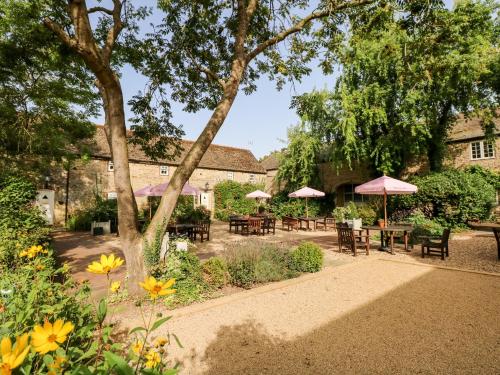 Hambleton Oakham - image 2