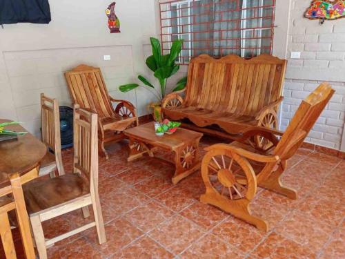 Sol Mar y Tierra Hot water, A/C, Wifi, 20+guests