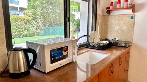 廚房, Salamandra Guest House מקלט פרטי in 納哈里亞