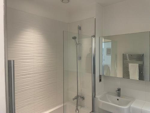 Picture of Bracknell Stunning 2 Bedroom And 2 Bathroom Apartment