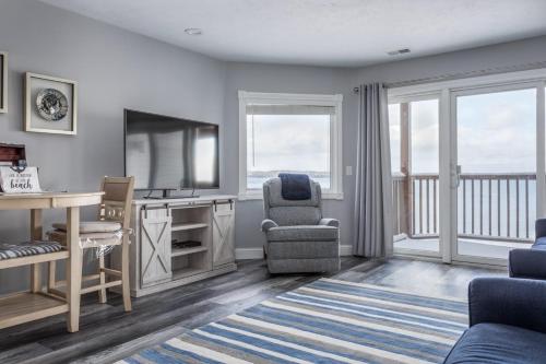 Beachside 213 with Pool Hot Tub and Private Deck overlooking East Bay, Traverse City (photo 7)